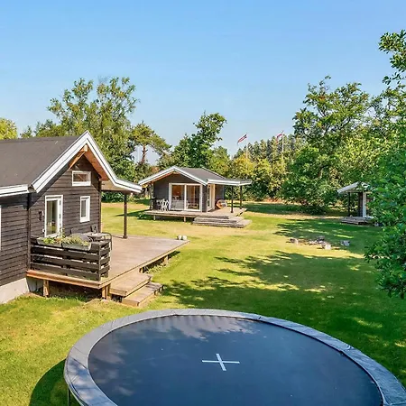 3 Bedroom Awesome In Holiday home *
